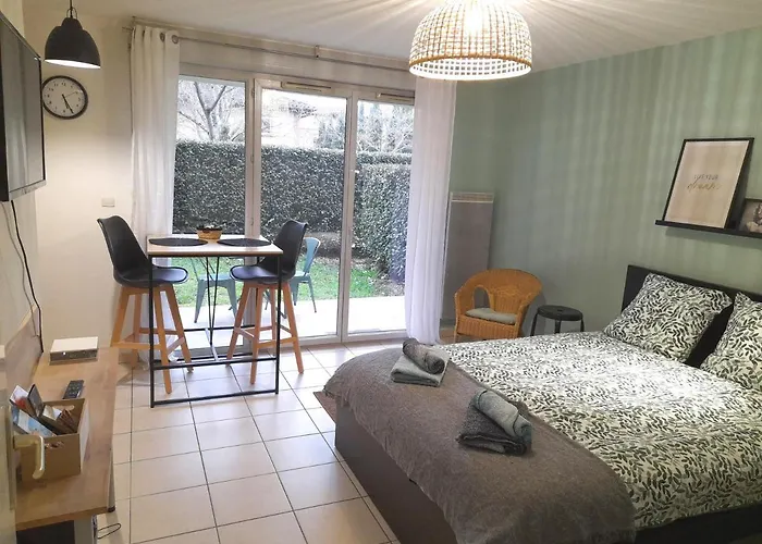 Studio Calme Dans Une Belle Residence Avec Piscine • Parking • Wifi